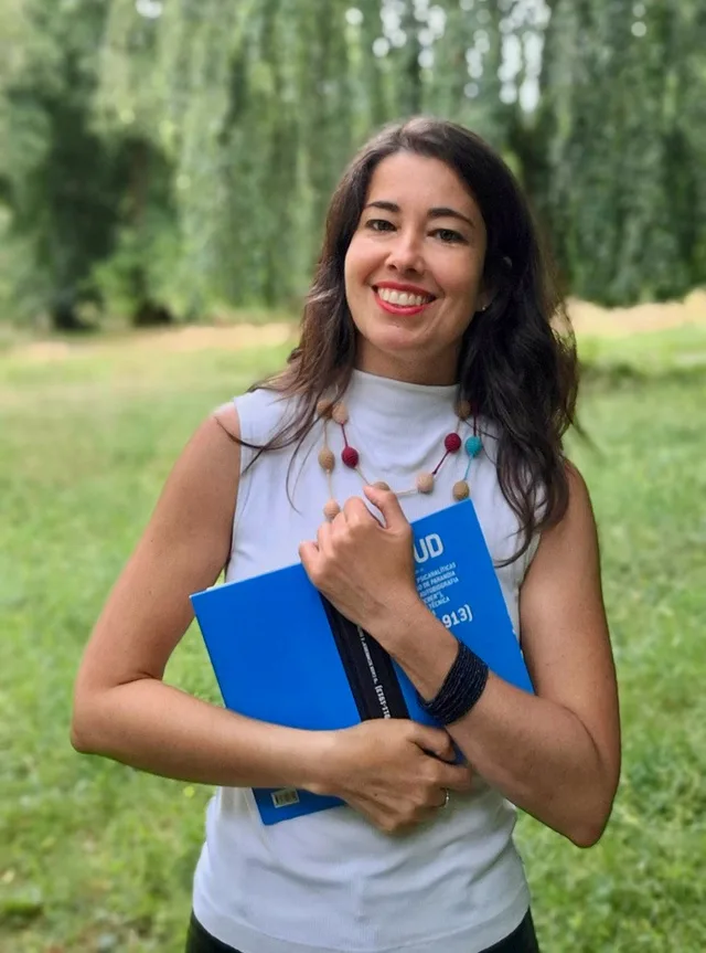 Maria Carolina outdoors holding psychology books